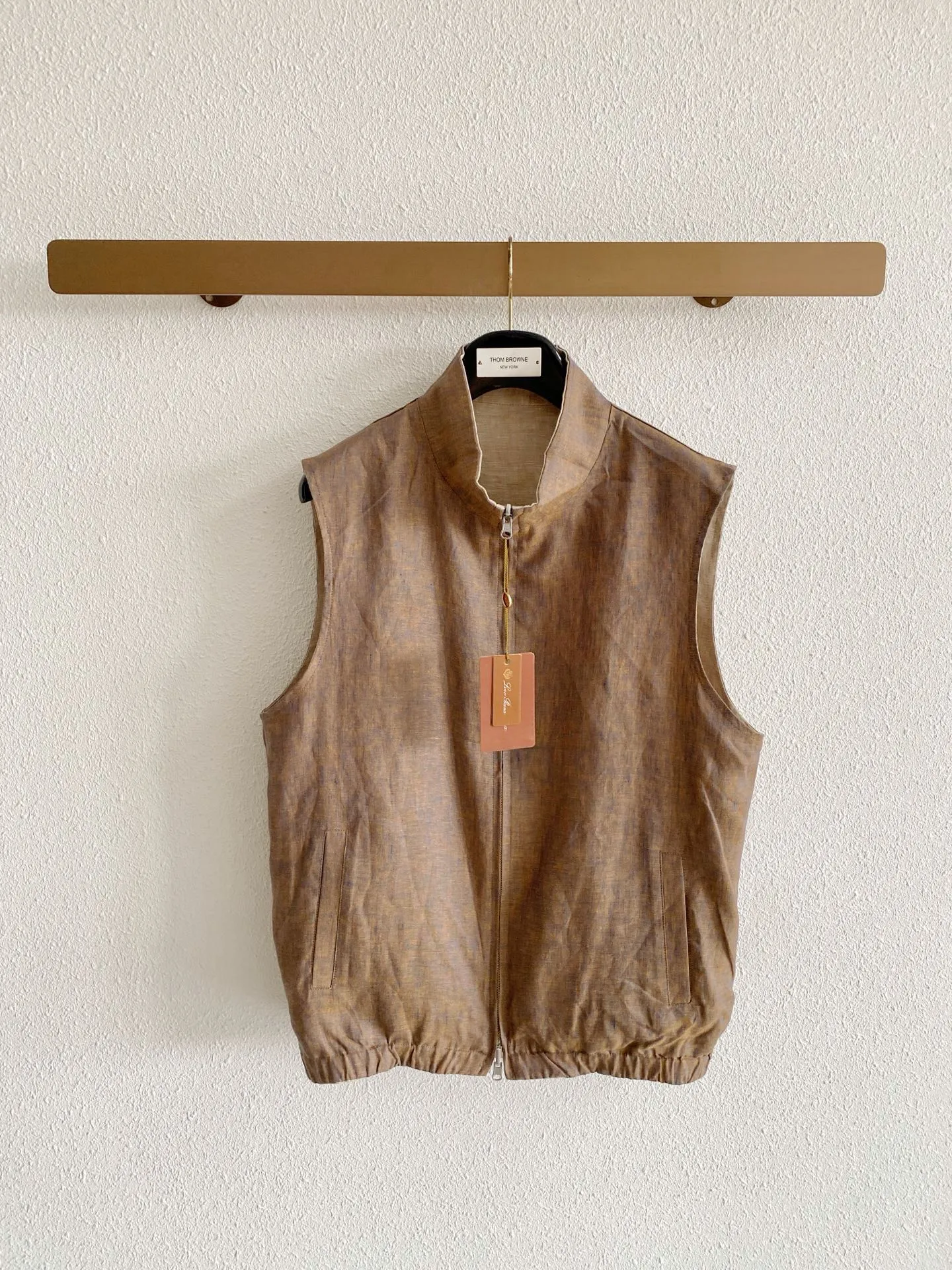 LP men's linen reversible stand-up collar vest, made of light and breathable linen fabric, has a two-wear design and a loose and casual fit. The two-color texture is high-end, suitable for layering in spring and autumn, and suitable for daily commuting. Sizes:M-3XL